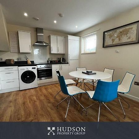 Three Bedroom Townhouse With Parking 텔퍼드 외부 사진