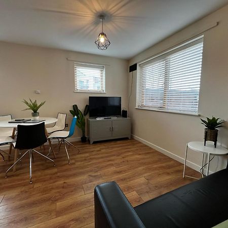Three Bedroom Townhouse With Parking 텔퍼드 외부 사진