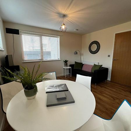 Three Bedroom Townhouse With Parking 텔퍼드 외부 사진