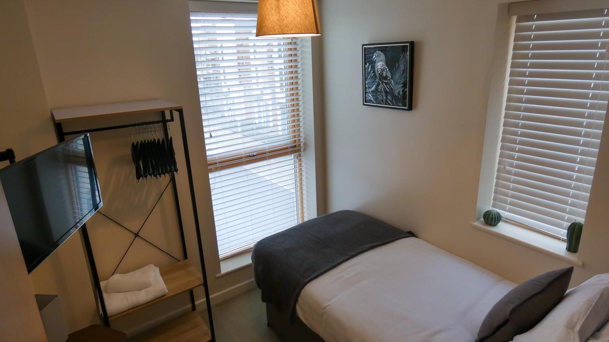 Three Bedroom Townhouse With Parking 텔퍼드 객실 사진