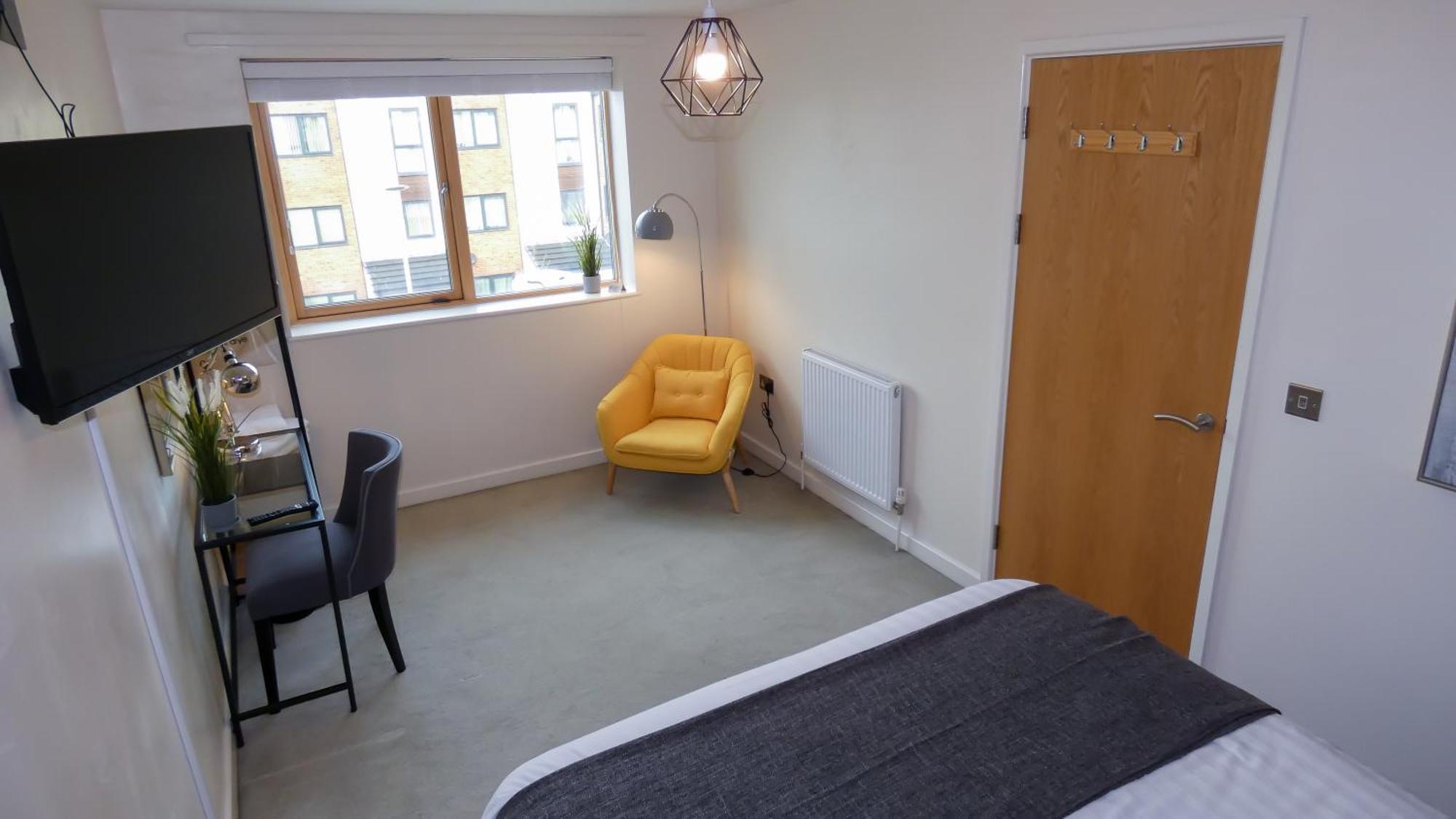 Three Bedroom Townhouse With Parking 텔퍼드 객실 사진