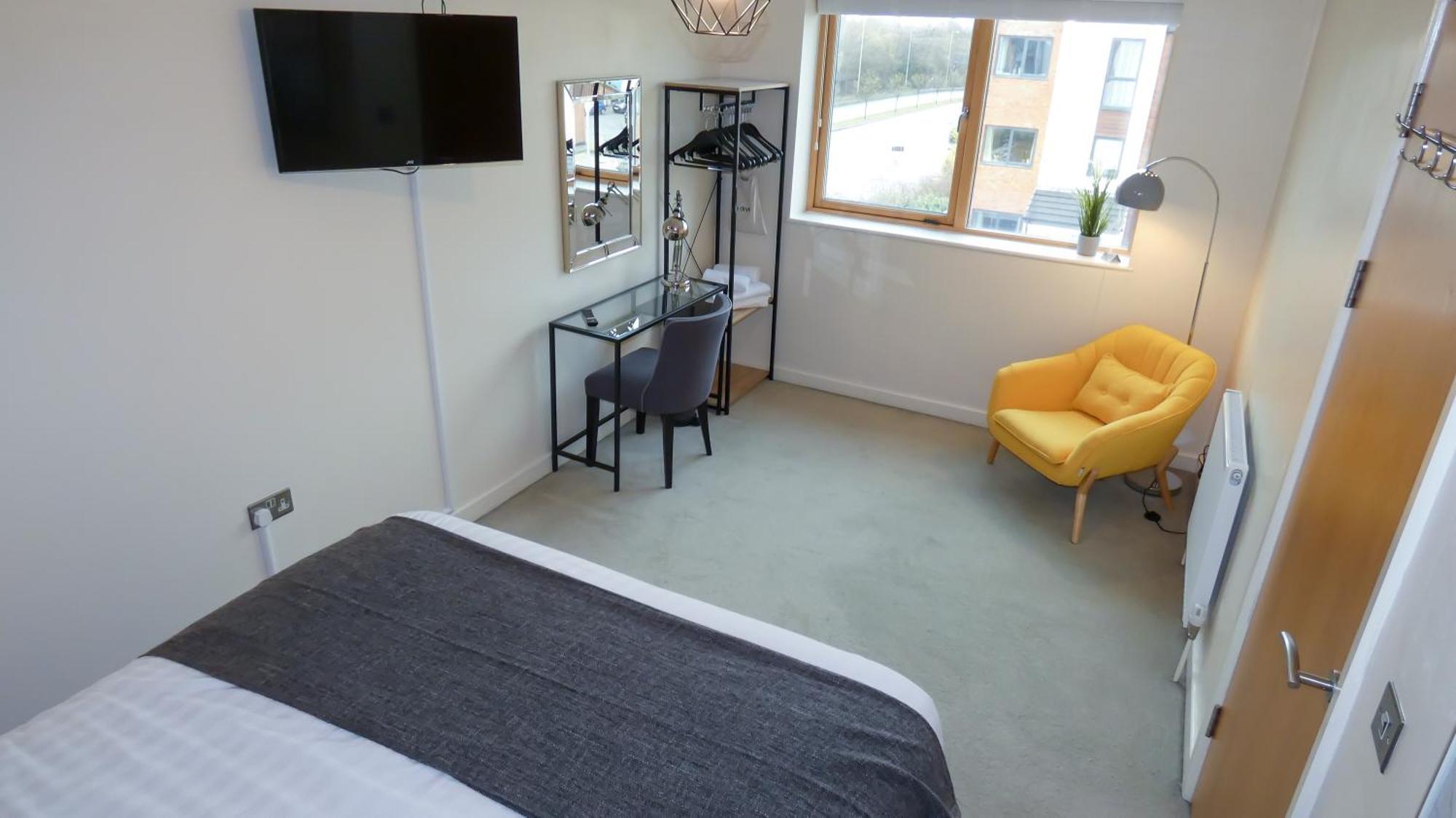 Three Bedroom Townhouse With Parking 텔퍼드 객실 사진