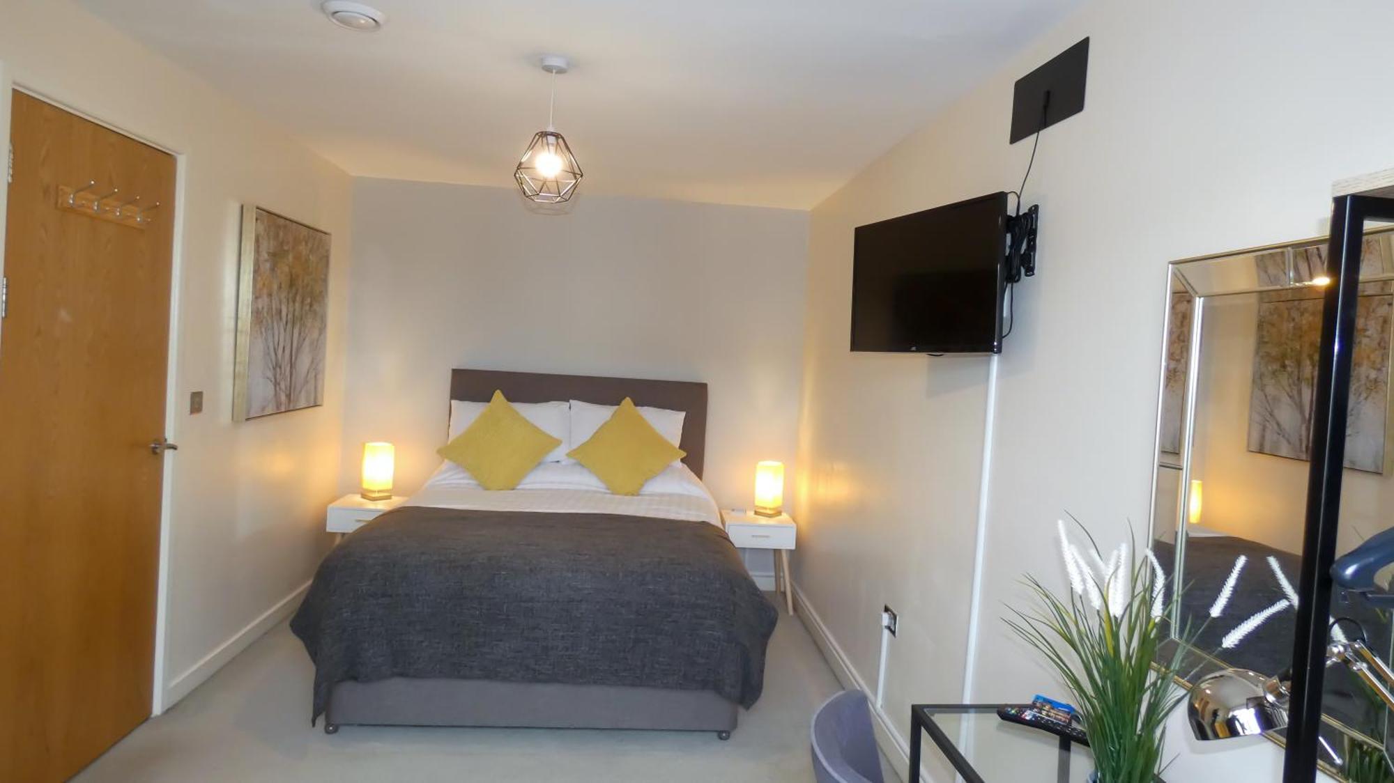 Three Bedroom Townhouse With Parking 텔퍼드 객실 사진