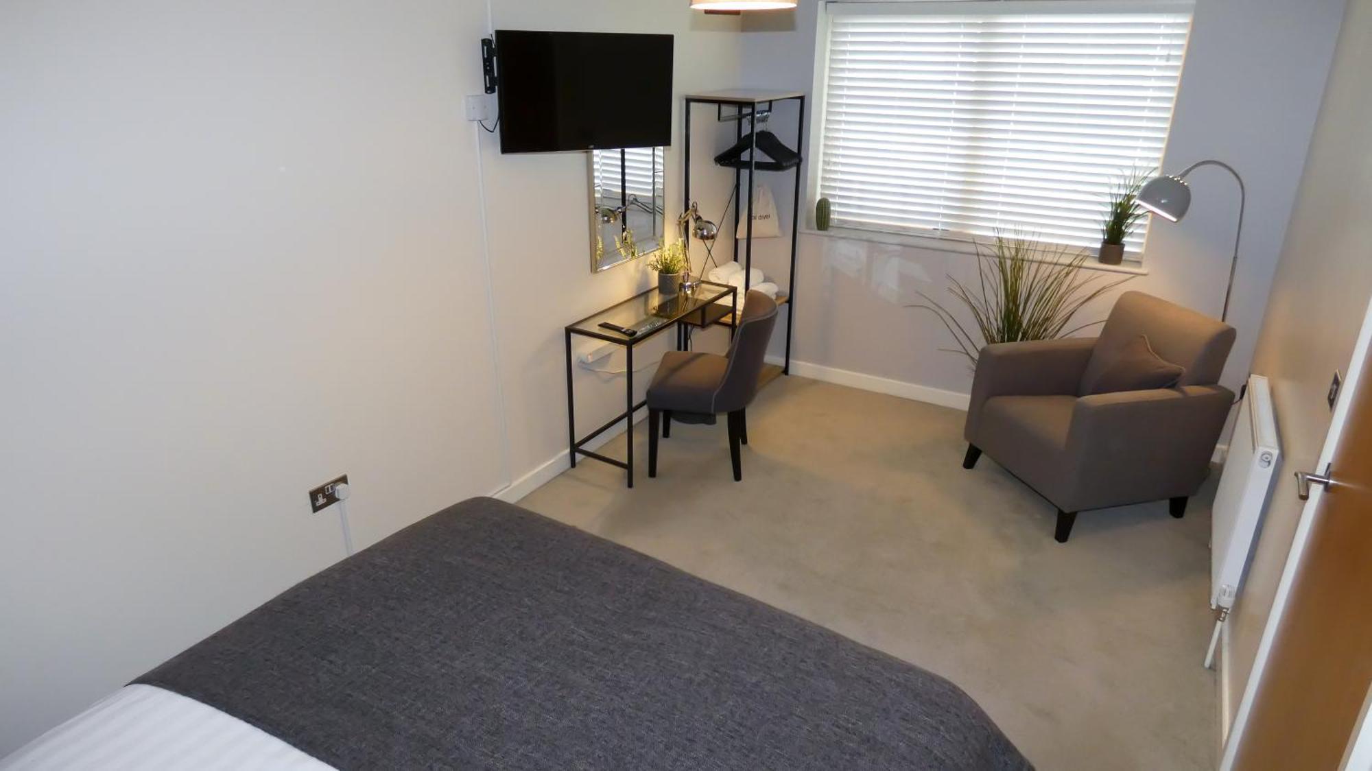 Three Bedroom Townhouse With Parking 텔퍼드 객실 사진