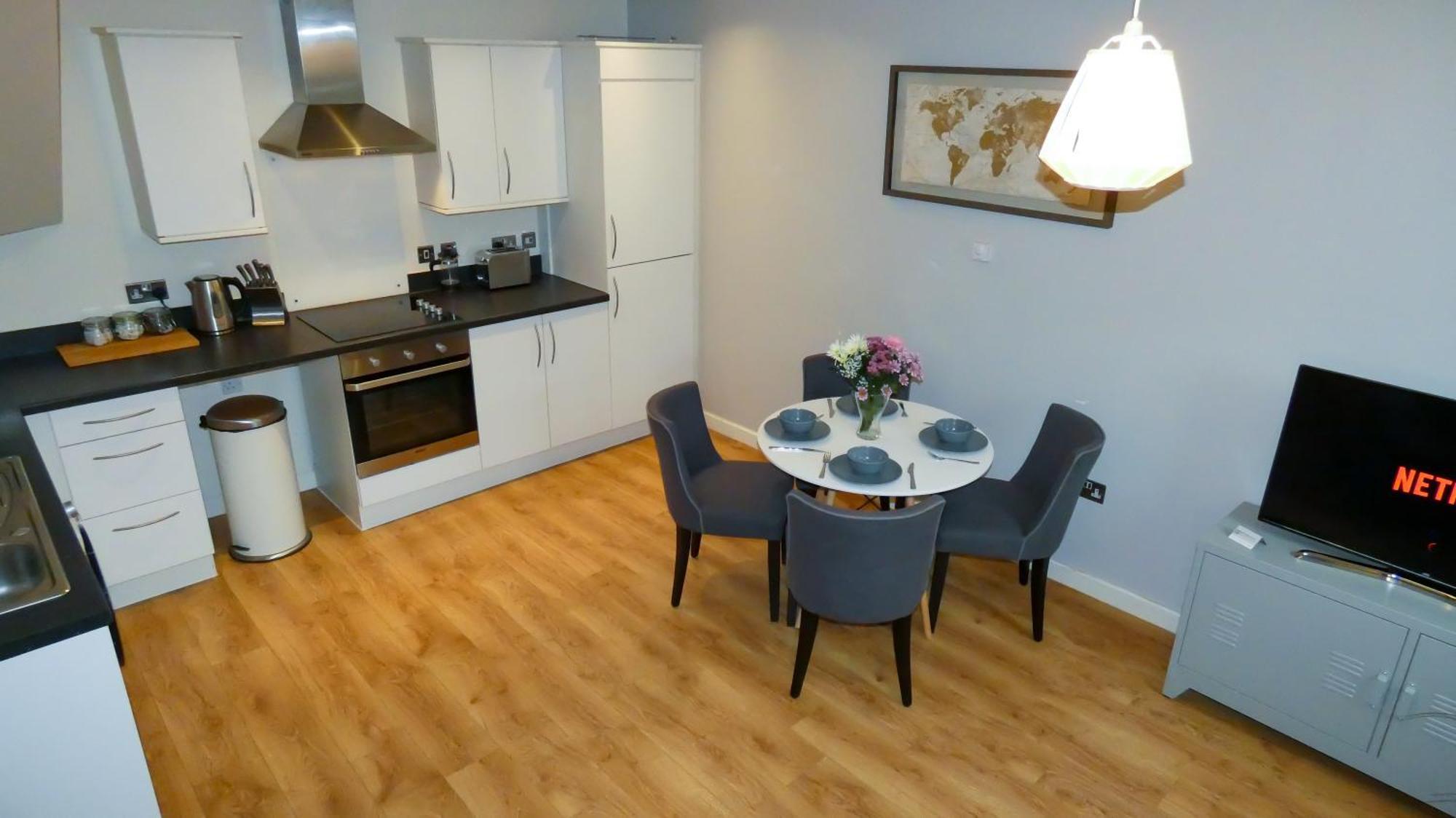 Three Bedroom Townhouse With Parking 텔퍼드 객실 사진