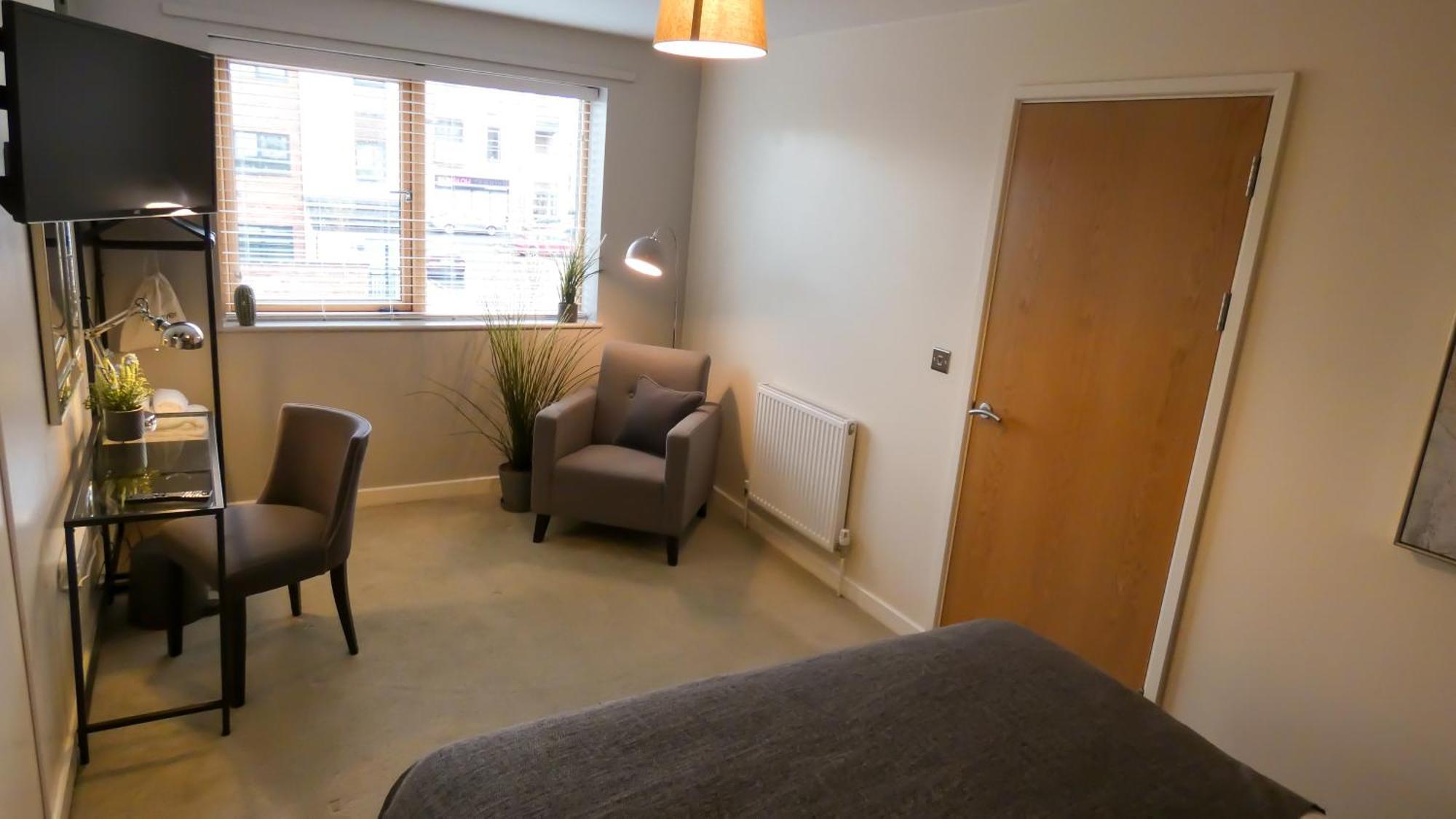 Three Bedroom Townhouse With Parking 텔퍼드 객실 사진