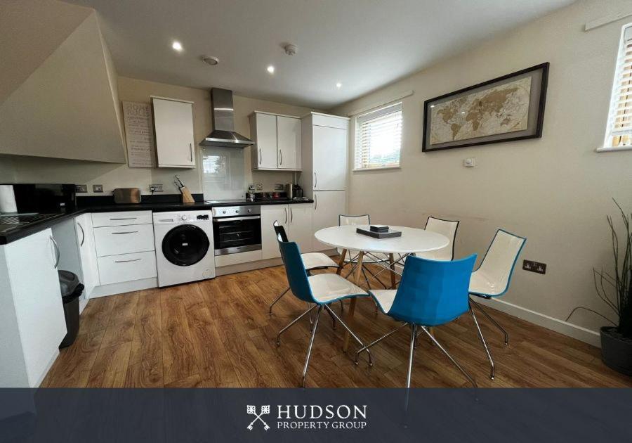 Three Bedroom Townhouse With Parking 텔퍼드 외부 사진