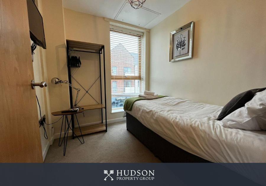 Three Bedroom Townhouse With Parking 텔퍼드 외부 사진