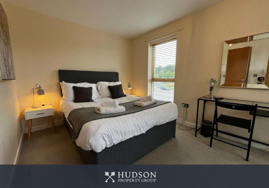 Three Bedroom Townhouse With Parking 텔퍼드 외부 사진