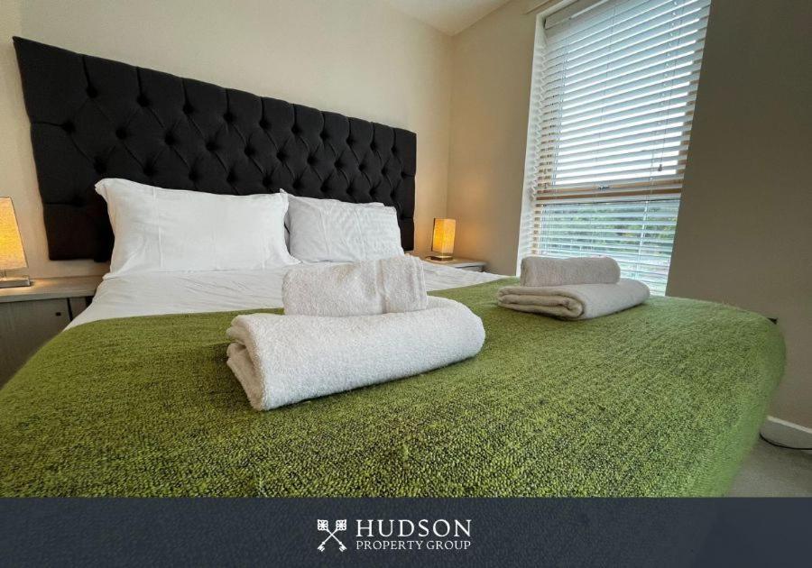 Three Bedroom Townhouse With Parking 텔퍼드 외부 사진