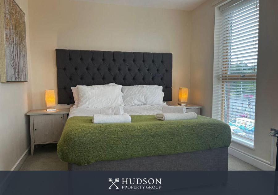 Three Bedroom Townhouse With Parking 텔퍼드 외부 사진