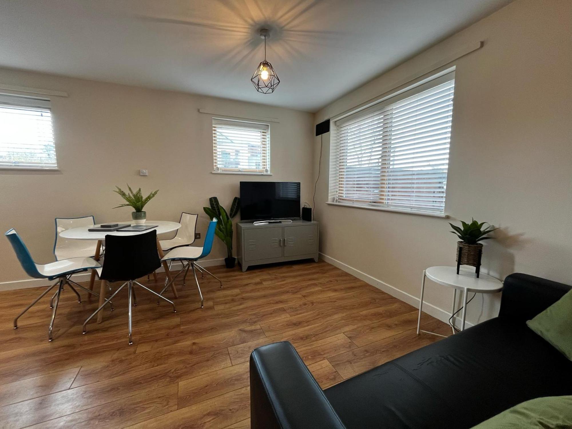Three Bedroom Townhouse With Parking 텔퍼드 외부 사진