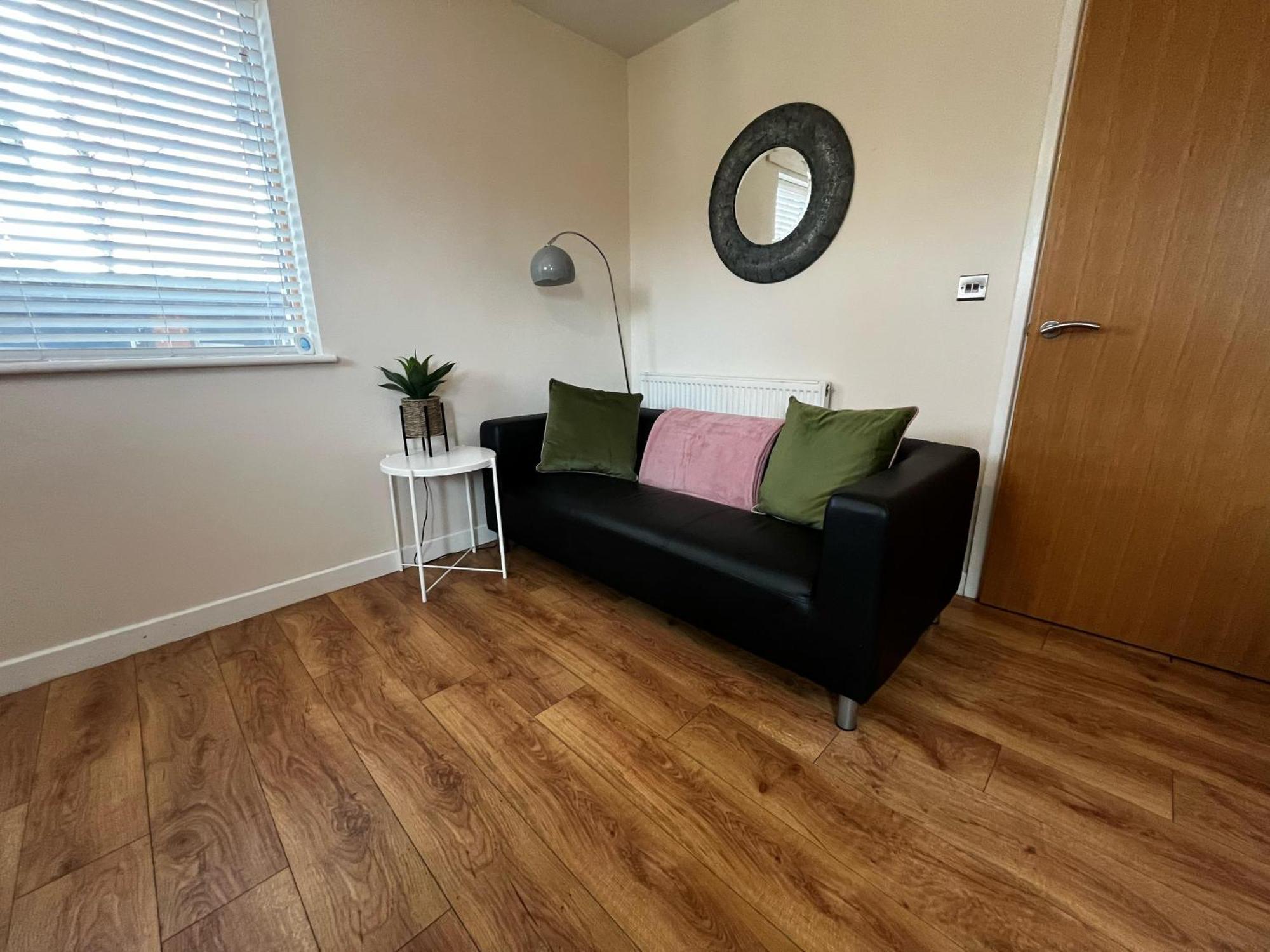 Three Bedroom Townhouse With Parking 텔퍼드 외부 사진