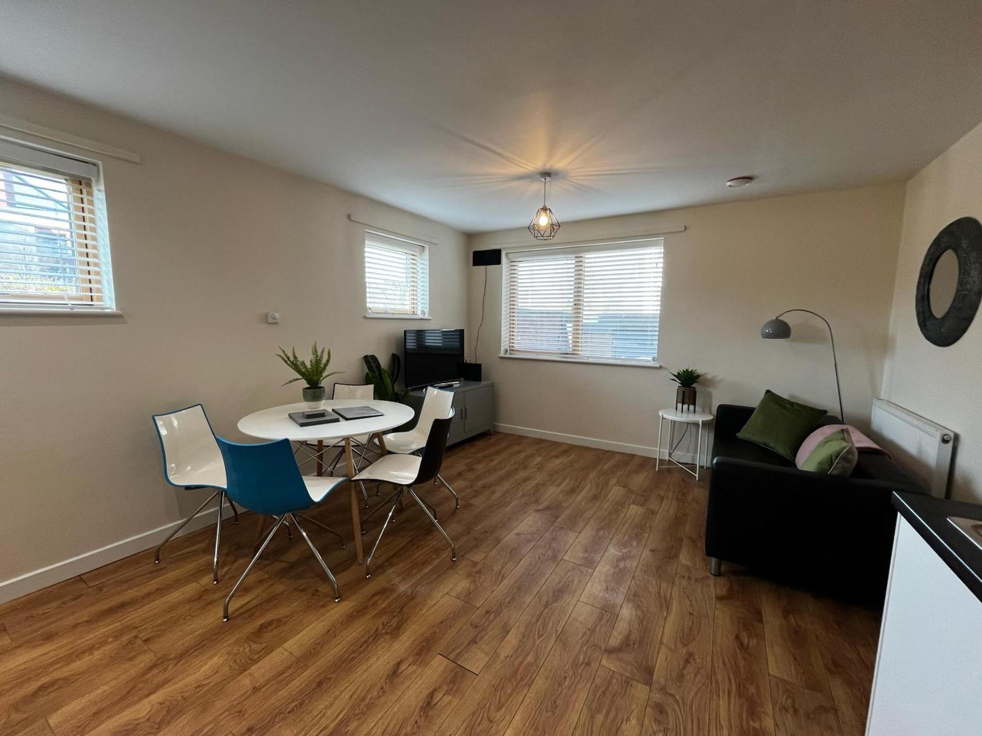 Three Bedroom Townhouse With Parking 텔퍼드 외부 사진
