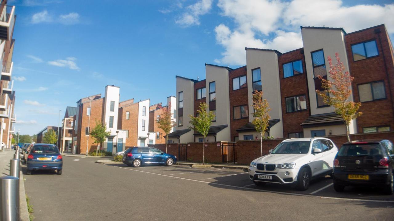 Three Bedroom Townhouse With Parking 텔퍼드 외부 사진